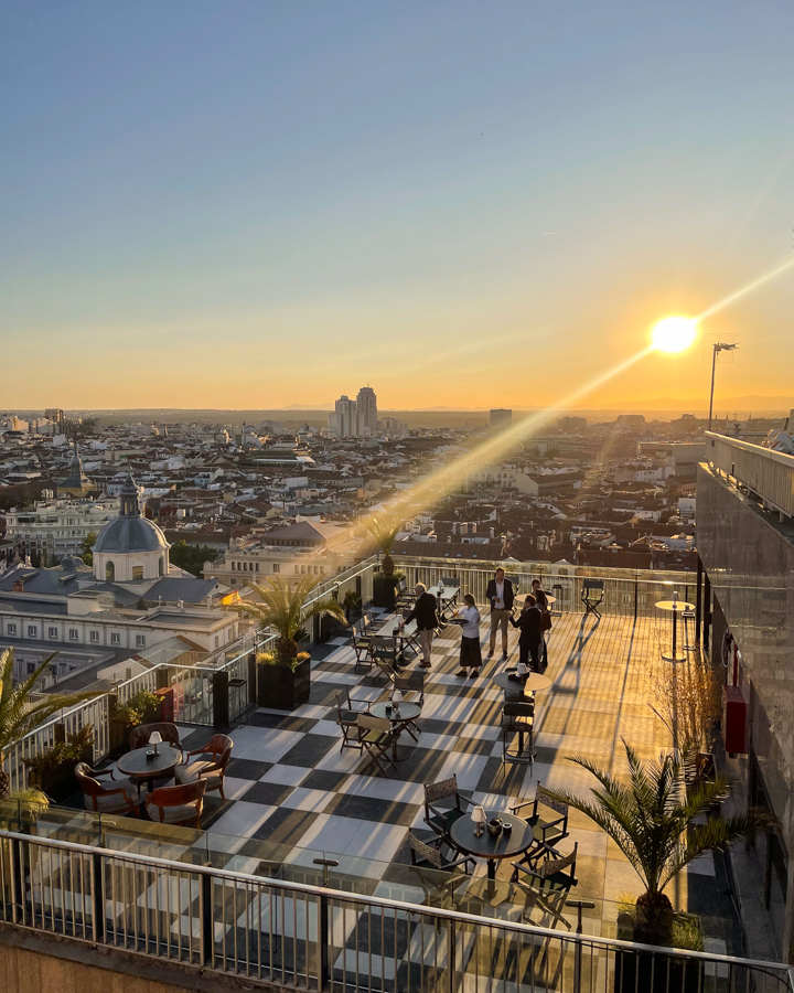 Terraza del Club Financiero Génova al atardecer sobre Madrid