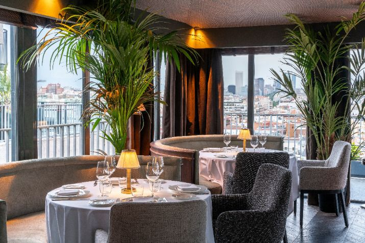 Salón privado del Club Financiero Génova con vistas nocturnas a Madrid